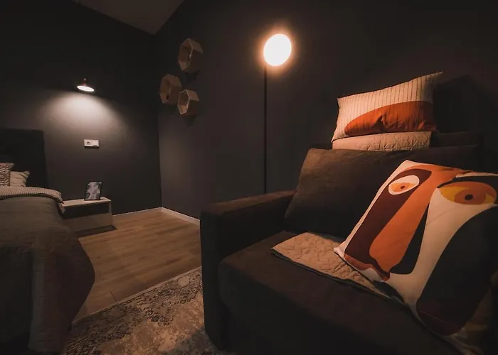 Kostjukowski Nizhynska 17 * إلفيف